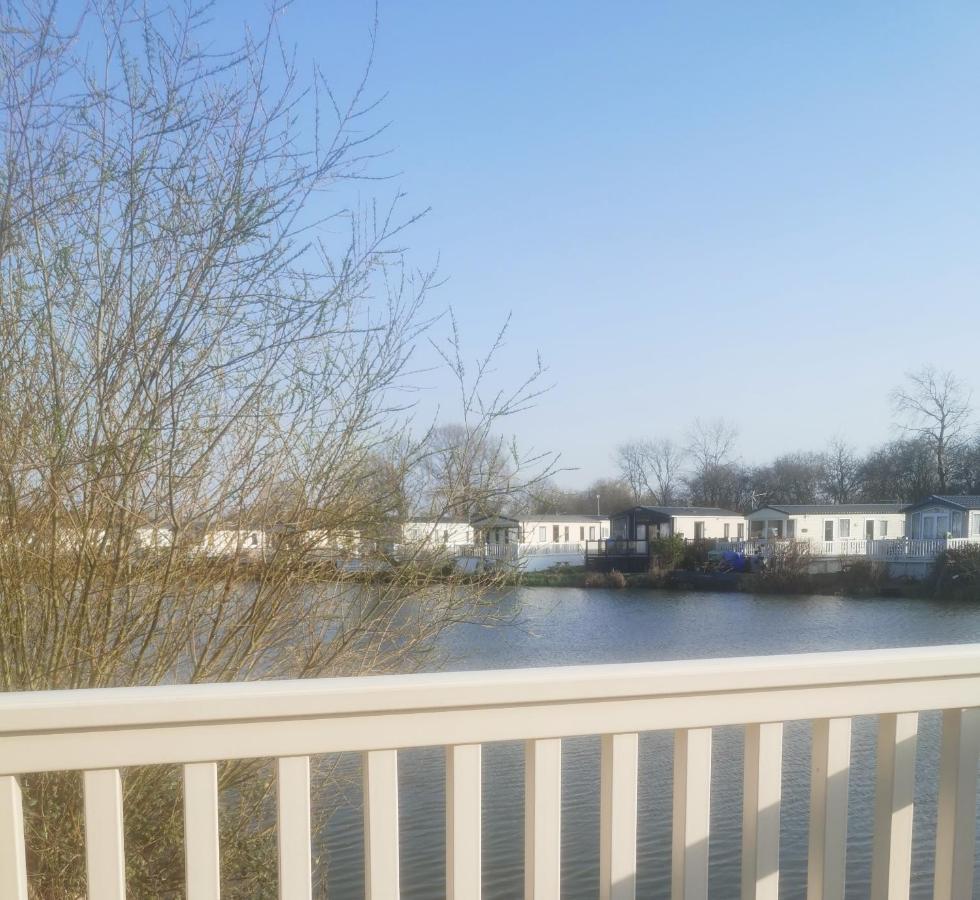 Lakeside Cotswold Holiday Home Cirencester Eksteriør bilde