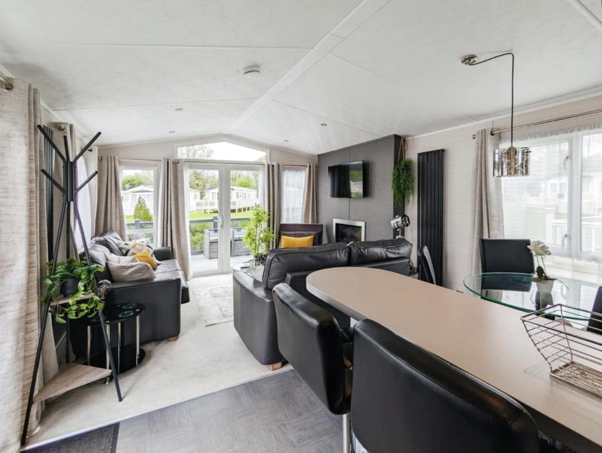 Lakeside Cotswold Holiday Home Cirencester Eksteriør bilde